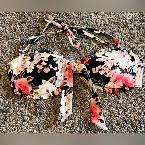 NWOT Xhilaration Bikini Top Size Medium